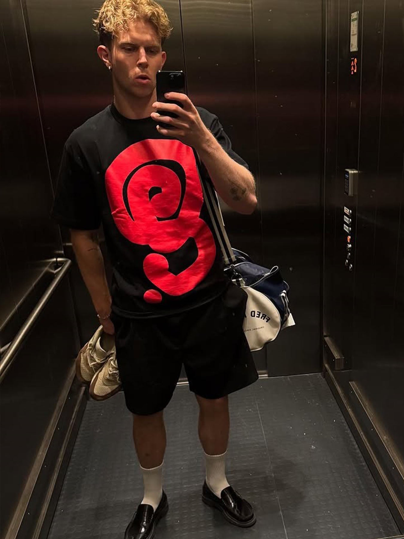 Quratee Logo Tee Abstract Graphic Print Crew Neck Short Sleeve T‑Shirt