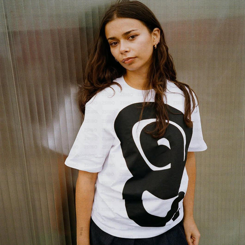 Quratee Logo Tee Abstract Graphic Print Crew Neck Short Sleeve T‑Shirt