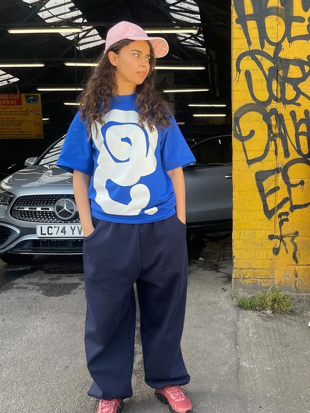 Quratee Logo Tee Abstract Graphic Print Crew Neck Short Sleeve T‑Shirt